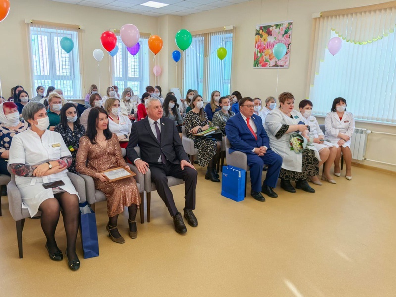 Депутат ЛДПР Алексей Захряпин поздравил  женский коллектив саранской больницы с наступающим 8 Марта