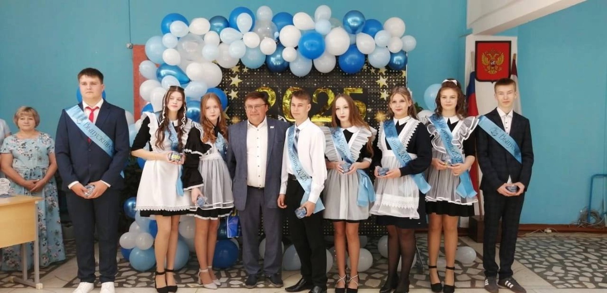 Депутат ЛДПР Алексей Захряпин поздравил Монастырскую школу с последним звонком