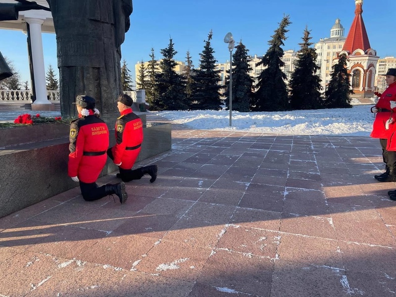 Подопечные депутата ЛДПР возложили цветы к Мемориалу воинам, павшим в Великой Отечественной войне