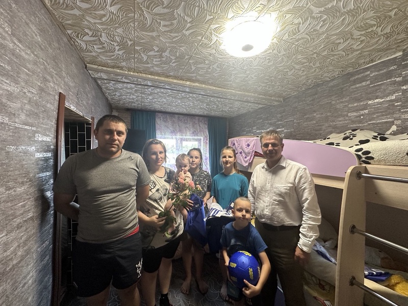 Депутат ЛДПР Евгений Тюрин поздравил многодетную семью с Днём семьи, любви и верности