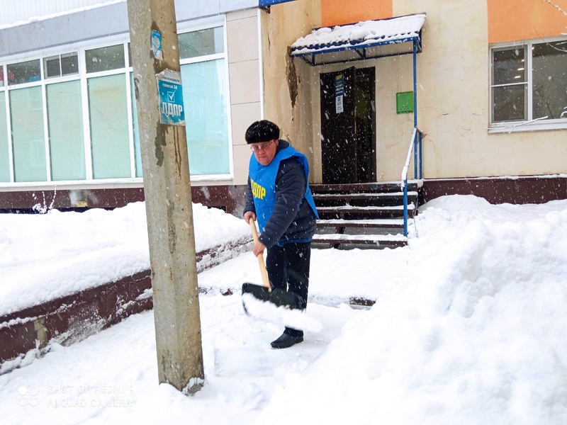 В Саранске депутаты и активисты ЛДПР вышли на борьбу со снегом