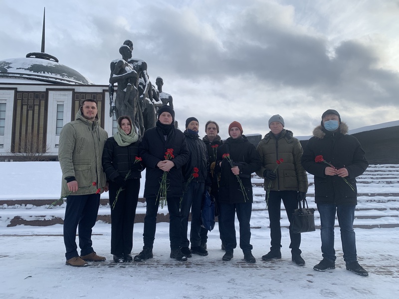 Московские партийцы возложили цветы в День памяти жертв холокоста 