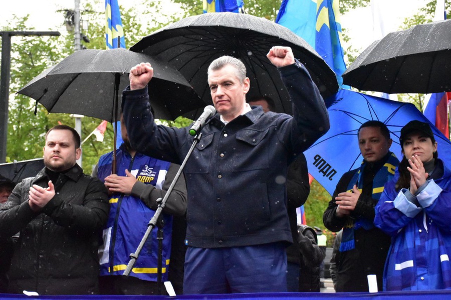 Труд русских людей нужно уважать!