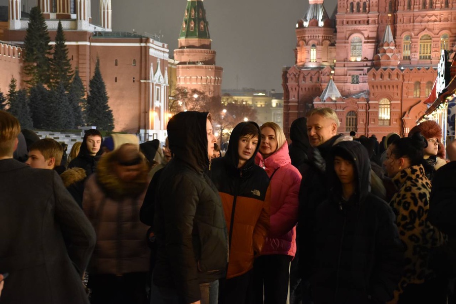 Счастье и радость в детских глазах, но таких уже взрослых взглядах, навсегда запомнилось нам  