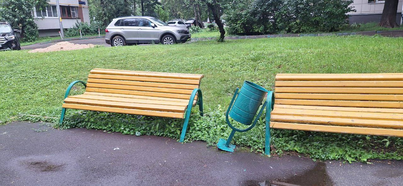 ЛДПР бьет тревогу: опасная детская площадка в Академическом районе требует срочного ремонта