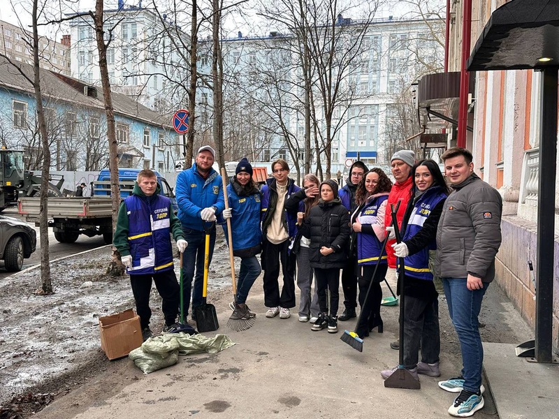  1 мая ЛДПР провела субботник в центре Мурманска 