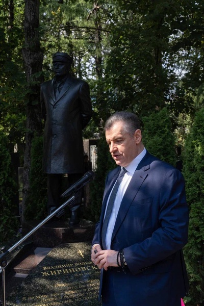Леонид Слуцкий возложил цветы у могилы Жириновского в День памяти Святого Князя Владимира  