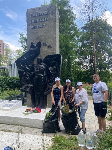 Представители ЛДПР облагородили мемориал в Нижнем Новгороде