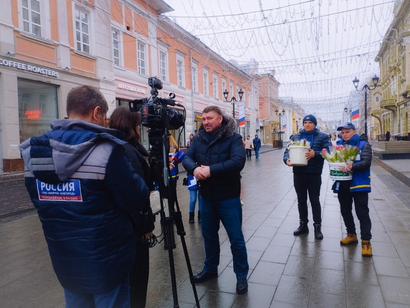 Депутат ЛДПР Владислав Атмахов поздравил нижегородок на главной улице города