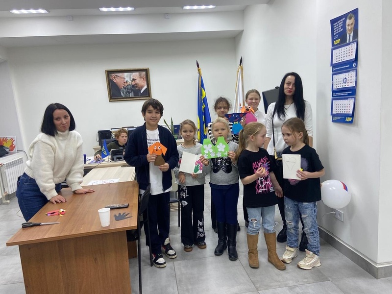Активисты ЛДПР помогли детям изготовить открытки для своих мам