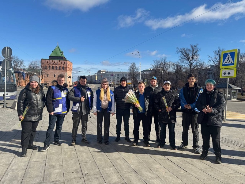 Молодежь ЛДПР подарила жительницам Нижнего Новгорода цветы и хорошее настроение