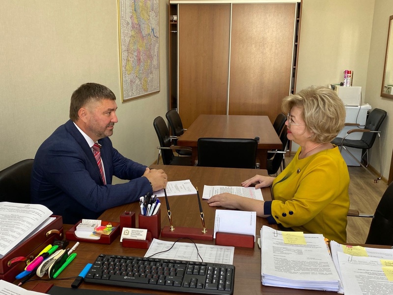 Владислав Атмахов обсудил отток кадров из медицины с Председателем комитета по социальным вопросам