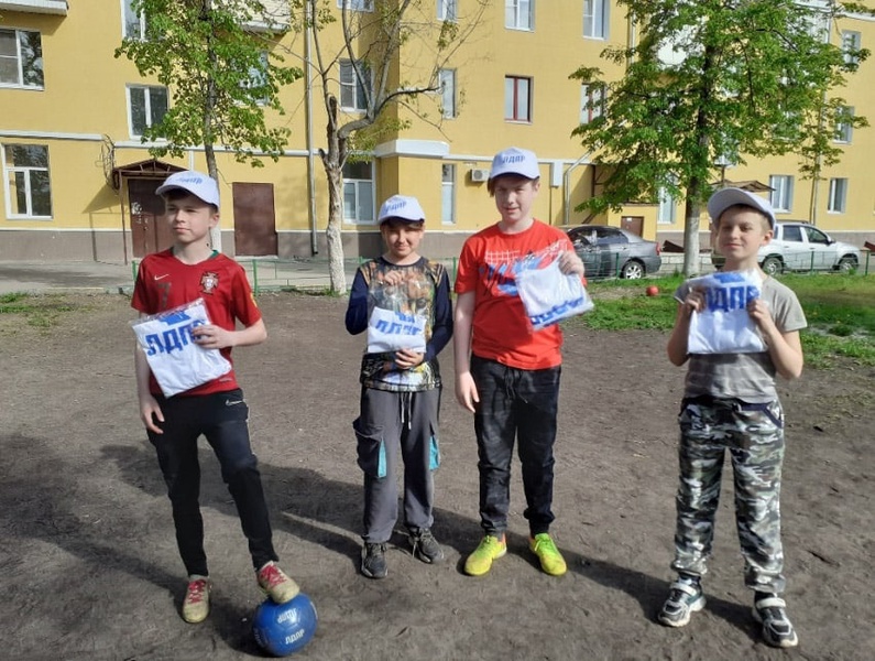 Подарки от ЛДПР в Международный День друзей