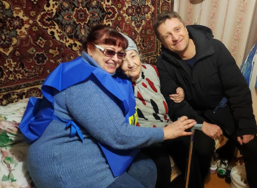 Представители ЛДПР помогают одинокой пенсионерке по хозяйству
