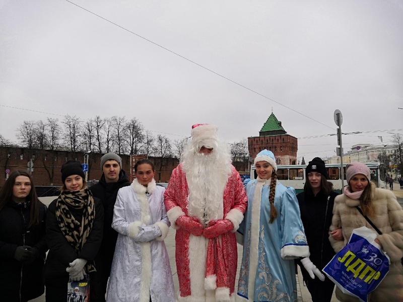 Массовая раздача подарков в Нижнем Новгороде