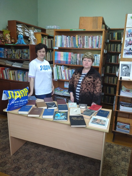 Представительница ЛДПР Любовь Быкова передала книги в библиотеку