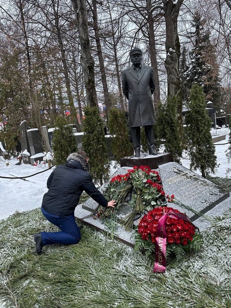 Депутат ЛДПР Владислав Атмахов возложил цветы к могиле Владимира Жириновского