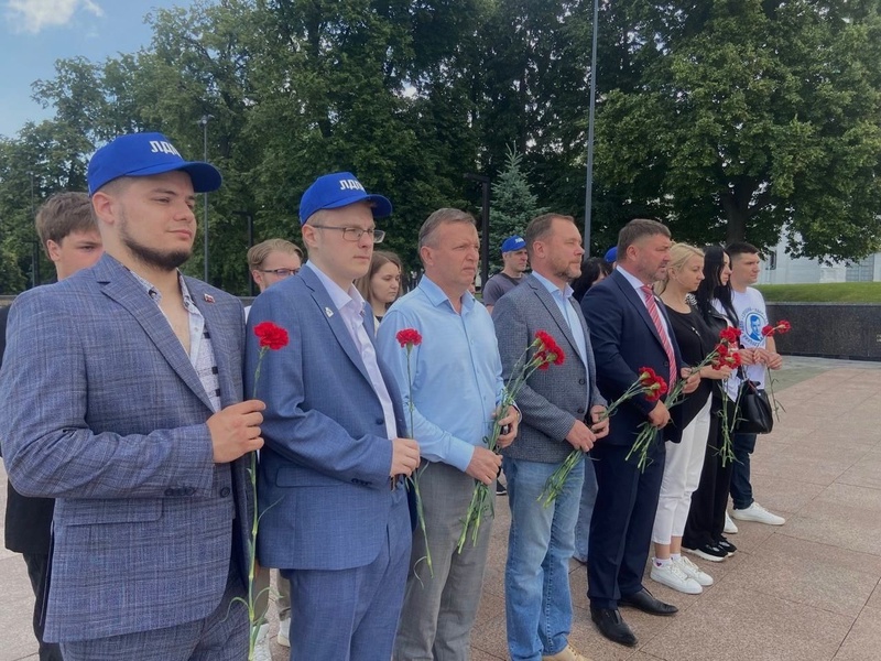 Представители ЛДПР возложили цветы к Вечному огню в Кремле