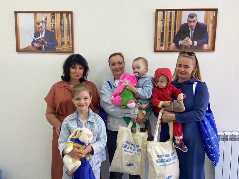 Представители ЛДПР поздравили детей участников СВО