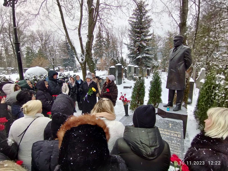 Женщины ЛДПР почтили память Владимира Жириновского