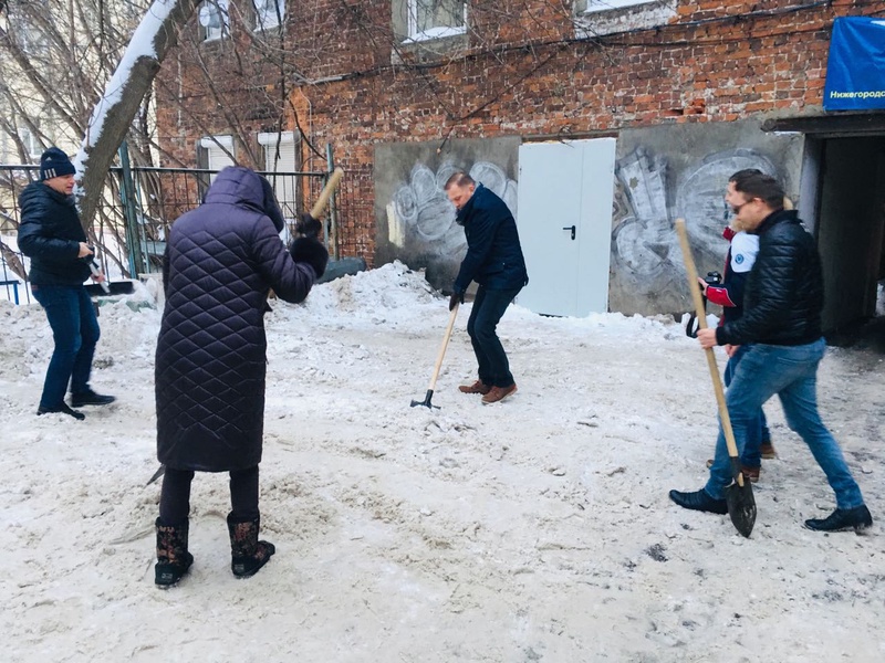 Депутаты ЛДПР всех уровней совместно с активистами НРО ЛДПР убирали снег на улицах Нижнего Новгорода и Нижегородской области