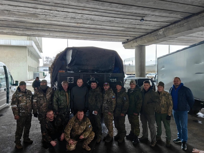 Александр Курдюмов и представители ЛДПР доставили внедорожник в одну из воинских частей ЛНР