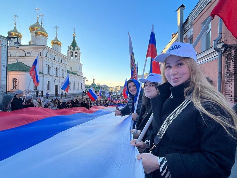 Вместе с нижегородцами молодёжь ЛДПР развернула 100-метровый флаг России