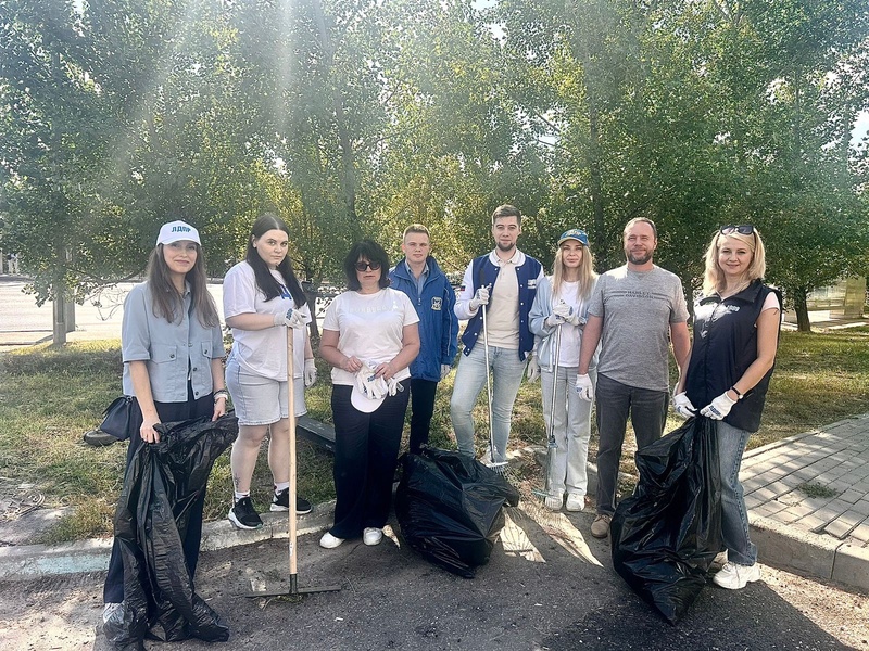 Экодесант ЛДПР провёл субботник в жилом комплексе «Цветы»