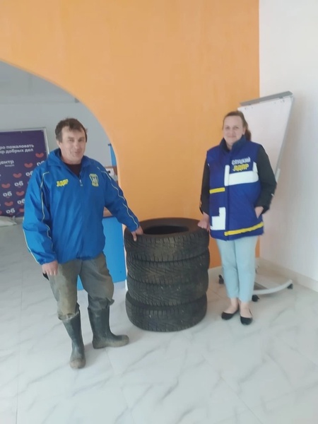 Активисты Новгородского регионального отделения ЛДПР передали комплект резины в зону проведения СВО