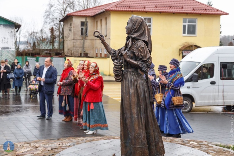 В Валдае после реконструкции открыли центральную городскую площадь