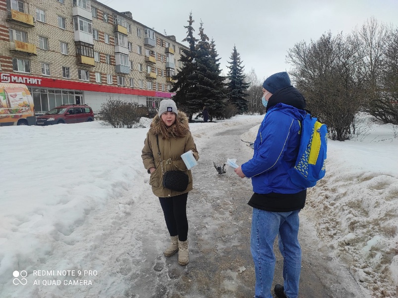 Раздача масок на улицах Великого Новгорода