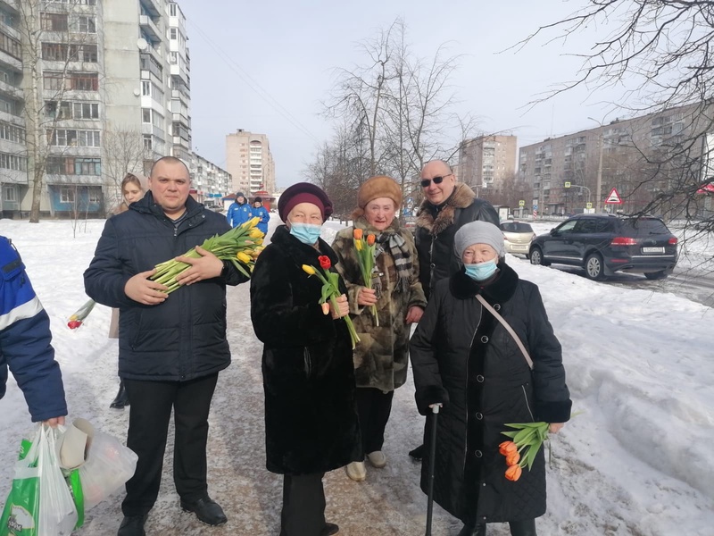 Сотрудники аппарата Новгородского РО ЛДПР поздравили женщин с Международным женским днём