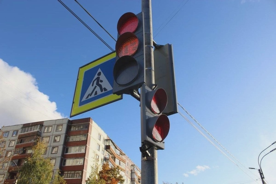 На улицах Великого Новгорода устанавливают новые светофоры