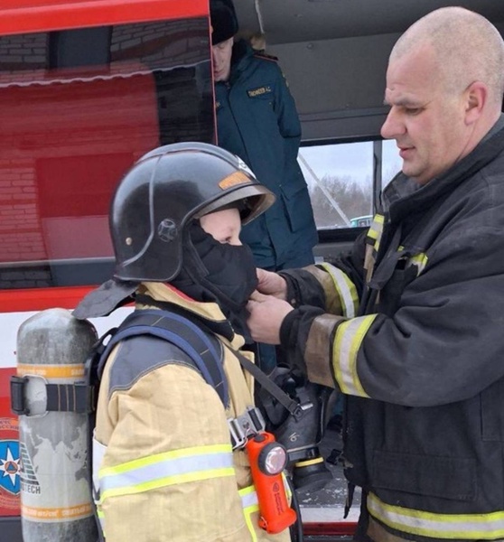 Новгородские пожарные исполнили мечту юного земляка 