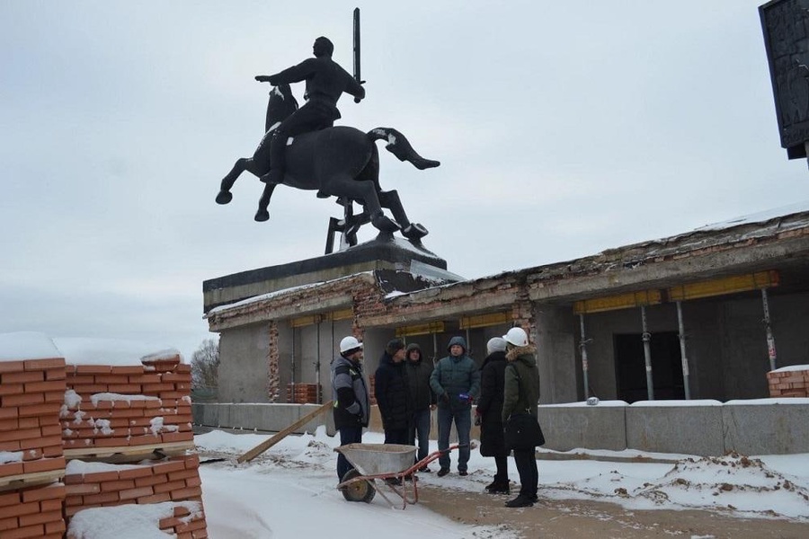 В Великом Новгороде рабочие укрепили основание монумента Победы