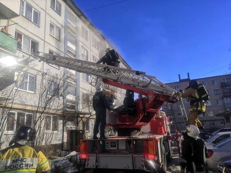 С пожара в Великом Новгороде эвакуировали 27 человек