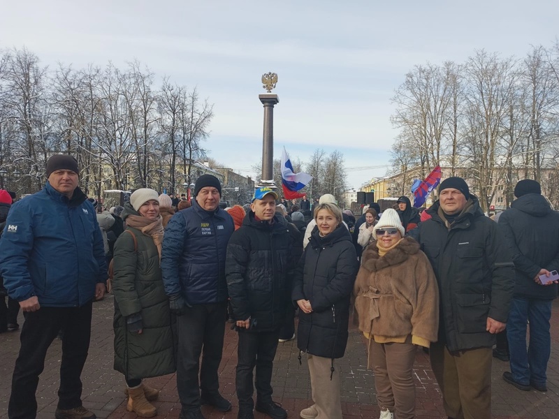 Торжественный митинг в честь годовщины признания независимости ДНР и ЛНР