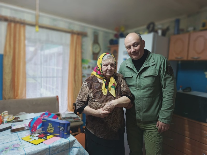 Сотрудники Новгородского регионального отделения ЛДПР поздравляют ветеранов и детей войны с приближающимся днëм Победы