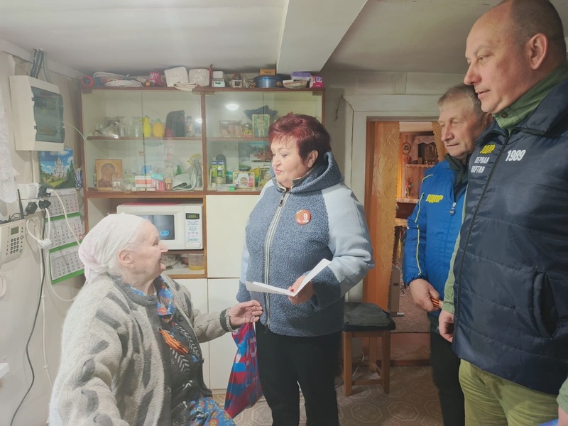 Активисты Новгородского регионального отделения ЛДПР поздравили ветеранов и детей войны с приближающимся юбилеем  Победы