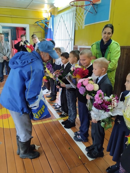 Праздничные линейки проходят на территории всей Новгородской области