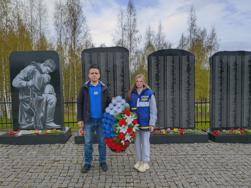 Представители Новгородского регионального отделения ЛДПР возложили венок к мемориалу "Скорбящая мать" в д. Жестяная горка