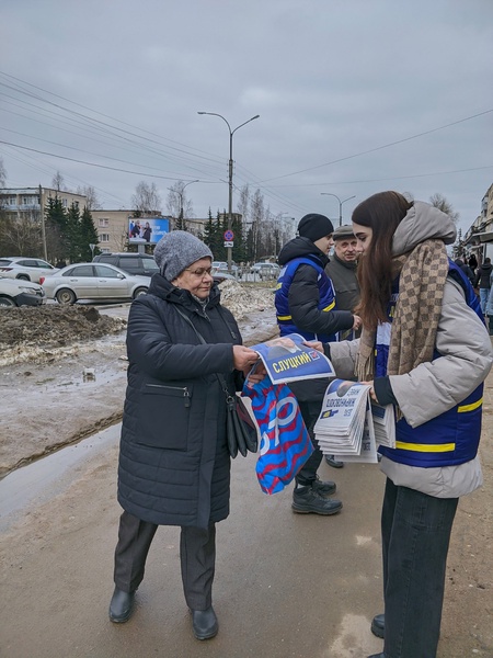 Активисты Новгородского регионального отделения ЛДПР продолжают свою работу на улицах города