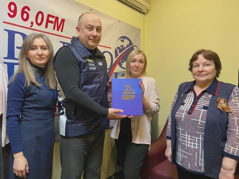 Алексей Чурсинов поздравил коллектив "Радио России" в Великом Новгороде с профессиональным праздником