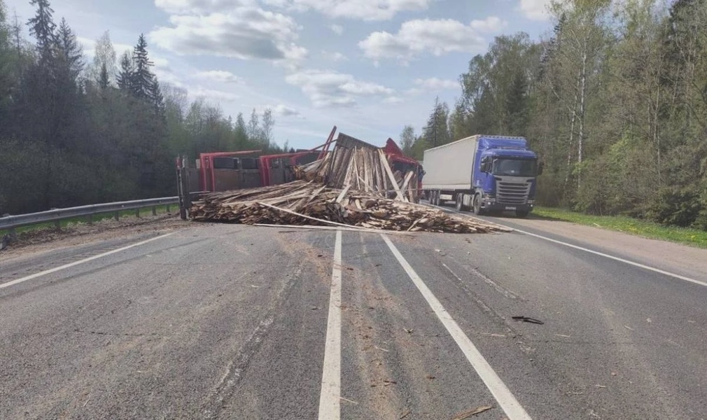 На М-10 в Крестецком округе из-за лопнувшего колеса фура врезалась в ограждение и два автомобиля