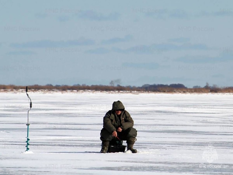 В Новгородской области действует запрет выхода и выезда на лёд водных объектов