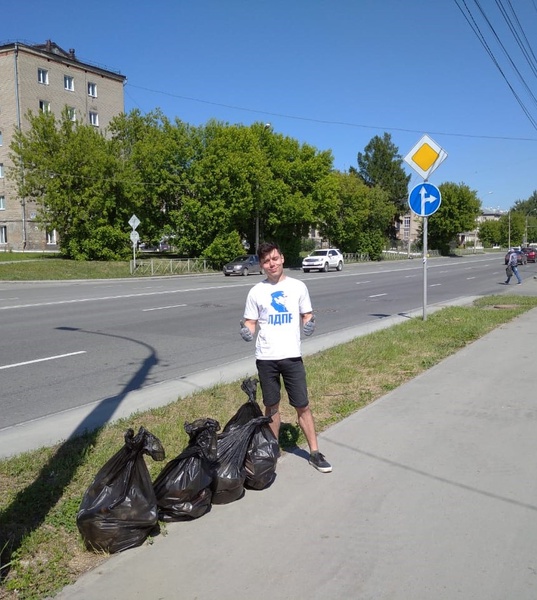 Молодежная организация ЛДПР навела чистоту и порядок на одной из самых оживленных улиц Новосибирска 