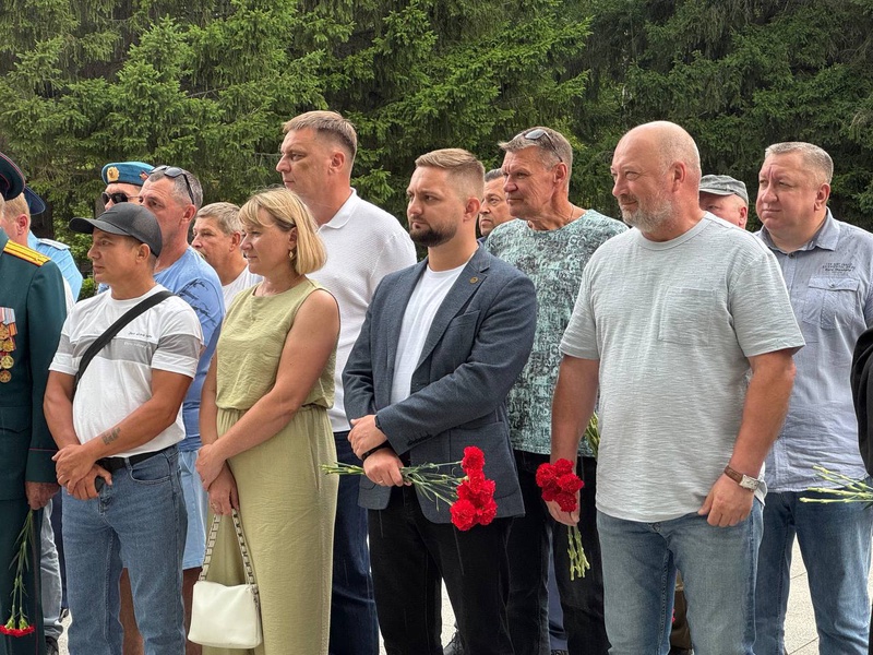 День ветеранов боевых действий: представители Новосибирского реготделения ЛДПР почтили память солдат