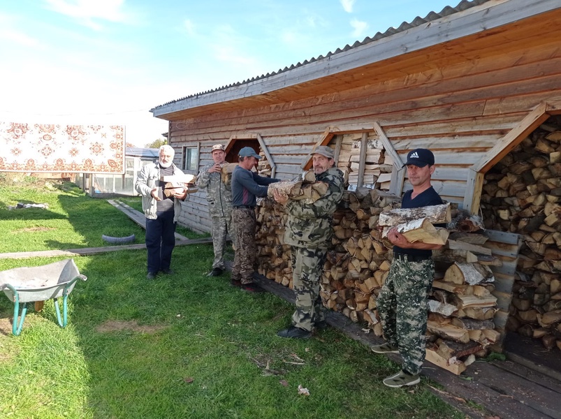 Депутат ЛДПР помог семье участника СВО с укладкой дров