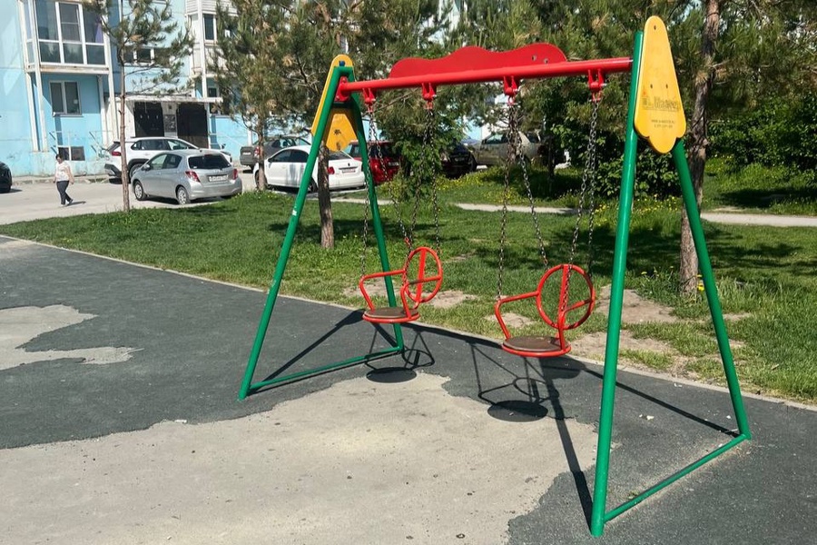 Партийцы инспектируют детские площадки Новосибирска: что скрывается за ярким фасадом?
