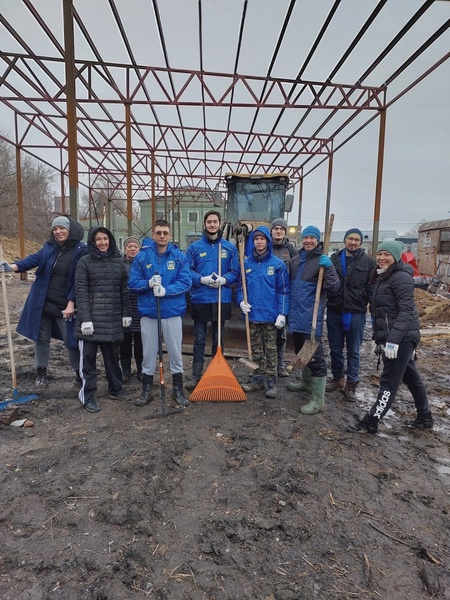 Новосибирские партийцы помогли приюту для собак